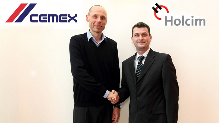 Foto Cemex, zleva: Generální ředitel skupiny CEMEX Peter Dajko krátce po úspěšném uzavření obchodu s Ottó Magerou, generálním ředitelem Holcim pro střední a východní Evropu.