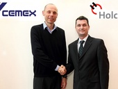 Foto Cemex, zleva: Generální ředitel skupiny CEMEX Peter Dajko krátce po úspěšném uzavření obchodu s Ottó Magerou, generálním ředitelem Holcim pro střední a východní Evropu.