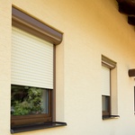 Při výměně oken nezapomeňte na stínicí techniku. Díky venkovním roletám ušetříte za energie, a navíc dokáží snížit hluk přicházející z venku. Zdroj: Climax.cz