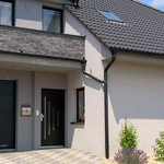 Na jaře se lidé chystají na opravu fasády, výměnu dveří, oken nebo na instalaci venkovních žaluzií. Důvodem jsou především úspory energií. Foto: LOMAX