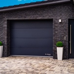 Jarní údržba domu může spočívat také ve výměně garážových vrat. Foto: LOMAX