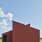 Červený zvenku, bílý uvnitř. Dřevěný dům z jiného světa naplňuje představy skandinávského bydlení Foto: Åke E:son Lindman Photography
