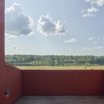Červený zvenku, bílý uvnitř. Dřevěný dům z jiného světa naplňuje představy skandinávského bydlení Foto: Åke E:son Lindman Photography