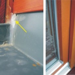 Obrázek 2 - neodborné utěsnění detailu u prahu balkonových dveří (vlevo)  a podélná otevřená mikrospára podél rámu balkonových dveří vpravo (zdroj: archiv autora)