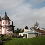 Dům v těsné blízkosti kostela. Připomíná chýši poustevníka. Nenápadně vyrůstá z terénu aby nerušil barokní monument Foto: Robert Žákovič