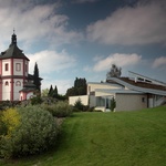 Dům v těsné blízkosti kostela. Připomíná chýši poustevníka. Nenápadně vyrůstá z terénu aby nerušil barokní monument Foto: Robert Žákovič