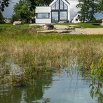 Domeček u rybníka je originál. Svou jinakostí brojí proti stereotypům Foto: Tomáš Dittrich