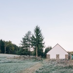 Svépomocí rekonstruovali stodolu v Pošumaví jako profíci. Kamarádi architekti poradili jak zachovat kvalitu. Foto: Ondřej Bouška.