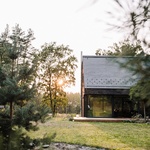 Dobře v Dobře. Dům chrání stromy, zdobí se zvonivou cihlou Foto: Sylwia Gudaczewska Fotografia Architektury