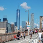 One World Trade Center a pěší provoz na Brooklynském mostě, šedá dominanta vlevo od mostu 8 Spruce Street známá jako Beekman Tower (265 m) © Bohuslávek TZB-info