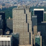 GE Building, dříve Rockefeller Plaza, jde patrně o nejlepší vyhlídku ve městě - má název Top of the Rock (budova focená z Empire State Bilding) © Bohuslávek TZB-info