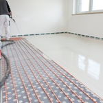 4. Lití stěrkových hmot. Po namíchání se materiál nalije na dokončené podlahové vytápění. Zdroj: Maxit