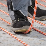 8. Pokládka trubky. Rautherm Speed K10 K docílení maximální možné fixace pokládejte trubku vždy v místech bez perforace rohože. Trubku je nutné pevně přitlačit k rohoži alespoň každých 300 cm a ve všech ohybech. Zdroj: Maxit