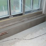 Průběh instalace podlahového konvektoru v obývacím pokoji. Využili jsme toho, že obývací pokoj není podsklepen, a proto jsme zde nechali vybudovat šachtu, ve které je instalován velmi výkonný podlahový konvektor.