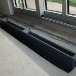 Průběh instalace podlahového konvektoru v obývacím pokoji. Využili jsme toho, že obývací pokoj není podsklepen, a proto jsme zde nechali vybudovat šachtu, ve které je instalován velmi výkonný podlahový konvektor.