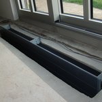 Průběh instalace podlahového konvektoru v obývacím pokoji. Využili jsme toho, že obývací pokoj není podsklepen, a proto jsme zde nechali vybudovat šachtu, ve které je instalován velmi výkonný podlahový konvektor.