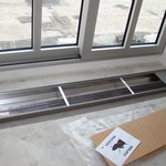 Průběh instalace podlahového konvektoru v pokoji pro hosty. Obdobně jako v obývacím pokoji i zde je instalován podlahový konvektor, avšak poněkud mělčí.