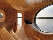 Organická sauna na břehu jezera