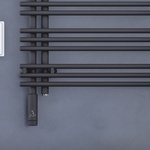 Elektrický radiátor Zehnder Yucca Asym s barevně sladěnou elektrickou topnou tyčí. Zdroj: Zehnder Group Czech Republic s.r.o.