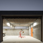 Pohled na garážová stání. Foto: Alex Shoots Buildings.