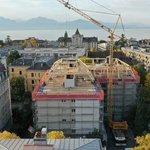 Řešení krize bydlení? Na střechu městského domu přidali další patra. Kapacitu měst lze nafouknout i bez mrakodrapů. Foto: Michel Bonvin
