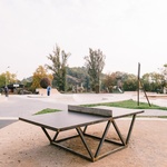 Různé prvky skateparku – stolní tenis. Foto: Jiří Kotal.