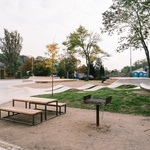 Různé prvky skateparku – pumptrack a sezení. Foto: Jiří Kotal.