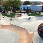 Různé prvky skateparku – celkový pohled. Foto: Jiří Kotal.