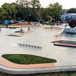 Různé prvky skateparku – celkový pohled. Foto: Jiří Kotal.