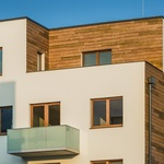 Dřevěný dekor může dotvářet celkový dojem fasády větších i menších projektů.  Na bytovém domě v Olomouci byly použity v kombinaci s omítkou StoSignature imitující beton a bílou fasádní omítkou StoSilco. Foto: Tomáš Malý.
