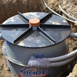 Rekuperační výměník AKIRETHERM HOME je jedinečný díky své jednoduchosti. Je určen pro instalace v rodinných domech a v menších bytových objektech, kde zajistí snížení výdajů na ohřev teplé vody. Zdroj: AKIRE s.r.o.