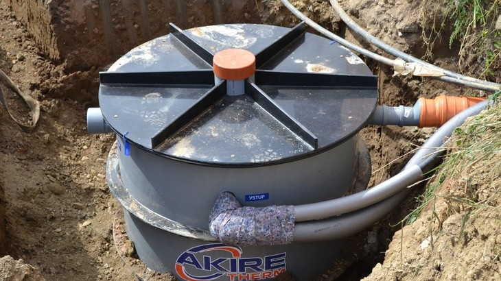 Rekuperační výměník AKIRETHERM HOME je jedinečný díky své jednoduchosti. Je určen pro instalace v rodinných domech a v menších bytových objektech, kde zajistí snížení výdajů na ohřev teplé vody. Zdroj: AKIRE s.r.o. Rekuperační výměník AKIRETHERM HOME je jedinečný díky své jednoduchosti. Je určen pro instalace v rodinných domech a v menších bytových objektech, kde zajistí snížení výdajů na ohřev teplé vody. Zdroj: AKIRE s.r.o.