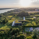 Dům skrytý ve svahu kde výhled nemá hranic. Kryje se zelenou střechou a je nenápadný pro okolí. Foto: Piotr Krajewski