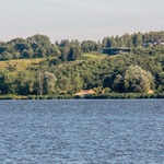 Dům skrytý ve svahu kde výhled nemá hranic. Kryje se zelenou střechou a je nenápadný pro okolí. Foto: Piotr Krajewski