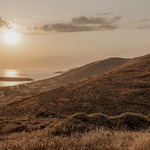 Vila připomíná malou osadu. Skvěle ladí s pobřežím a je větší, než se na první pohled zdá. Foto: Ana Santl, George Pappas