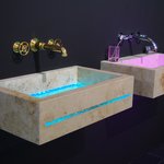 Přírodní kámen snese kombinaci dalších materiálů i barev