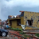 Ukázka poškození dvoupodlažních zděných objektů – fotografie domu před a po přechodu tornáda, zdroj: internet Tornádo Morava – Google obrázky