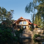 Dům nad lomem postavili z dřevěných panelů. V žulovém masivu hloubili sklep. Foto: Petr Polák, DENDRIT a VEKRA