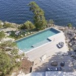 Odvážná architektura na skalním útesu. Lesklá fasáda vily nese své tajemství. Foto: Åke E:son Lindman