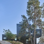 Odvážná architektura na skalním útesu. Lesklá fasáda vily nese své tajemství. Foto: Åke E:son Lindman