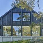 Počkal si několik let a mohl postavit větší dům. Konstrukci má ze šedého dřeva a betonu. Foto: Åke E:son Lindman