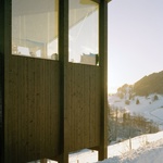 Jako dobře zabydlený posed. Minimalistická dřevěná chata se opírá o svah s úžasným výhledem. Foto: Joël Tettamanti