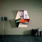 Slide (design Daniele Lago), lichoběžníkové moduly, úložný prostor lze navýšit vložením zarážek na šikmé strany, lakovaná ocel © Design & Home