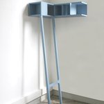 Étagère de Coin (design Marie Dessuant), levandulově modrá rohová police z MDF desky, nohy z masivního buku, obojí lakované © Design & Home