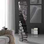 Kubist (design Jan Padrnos), vysoká knihovna s kompaktní základnou, poutavá díky střídavé geometrii, dub masiv © Design & Home