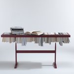 Originální knihovna Booken (design Raw Edges, Lema) k zavěšení knih, černě lakovaný jasan nebo červeně lakovaný dub. © Design & Home