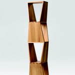 Kubist (design Jan Padrnos), vysoká knihovna s kompaktní základnou, poutavá díky střídavé geometrii. © Design & Home