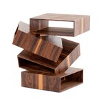 Balancing Boxes (design Front, Porro), příruční stolek sestává z několika nepravidelně rozmístěných boxů, kov nebo různé druhy dřevin. © Design & Home
