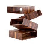 Balancing Boxes (design Front, Porro), příruční stolek sestává z několika nepravidelně rozmístěných boxů, kov nebo různé druhy dřevin. © Design & Home