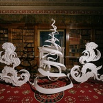 Křehký papírový vánoční strom. Připomíná stuhu zamrzlou v čase a prostoru. Foto: Andy Singleton